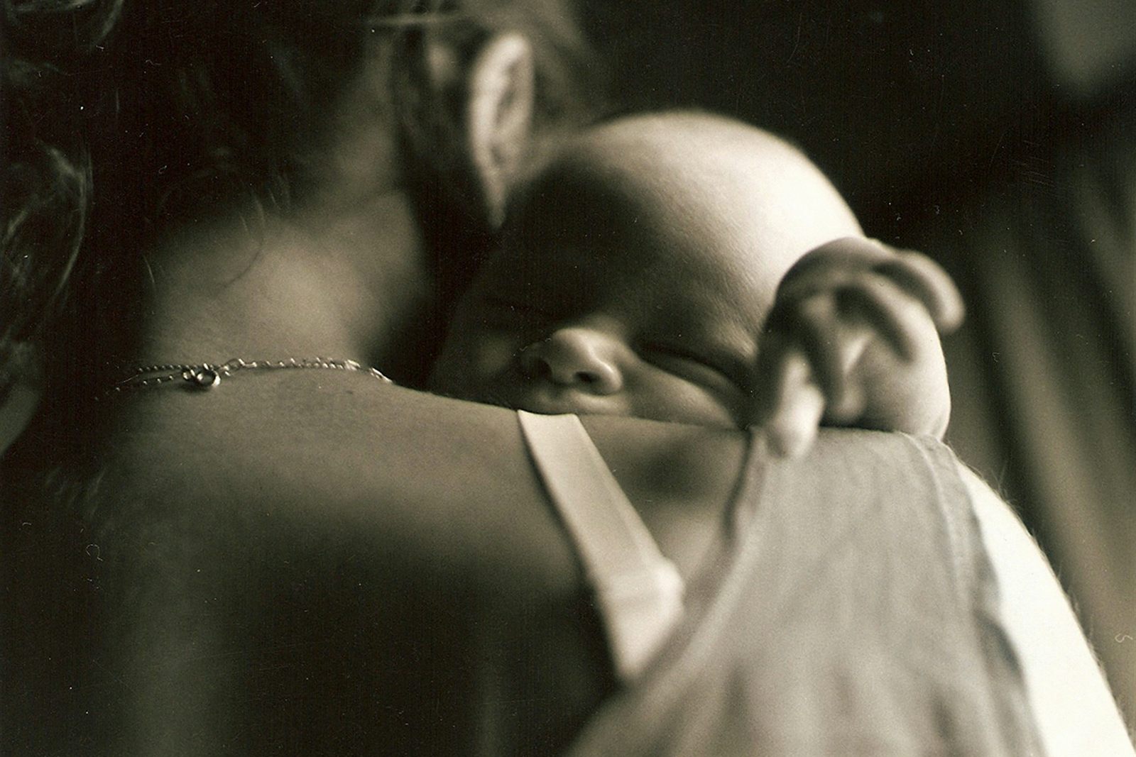 Un bébé endormi paisiblement