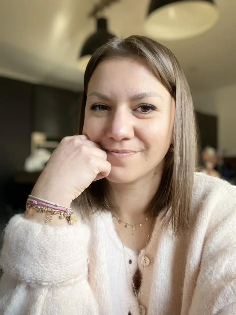 Photo portrait d'une jeune femme de 35 ans souriante